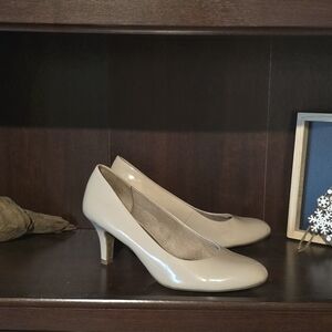 Life Stride Classic Beige Heels